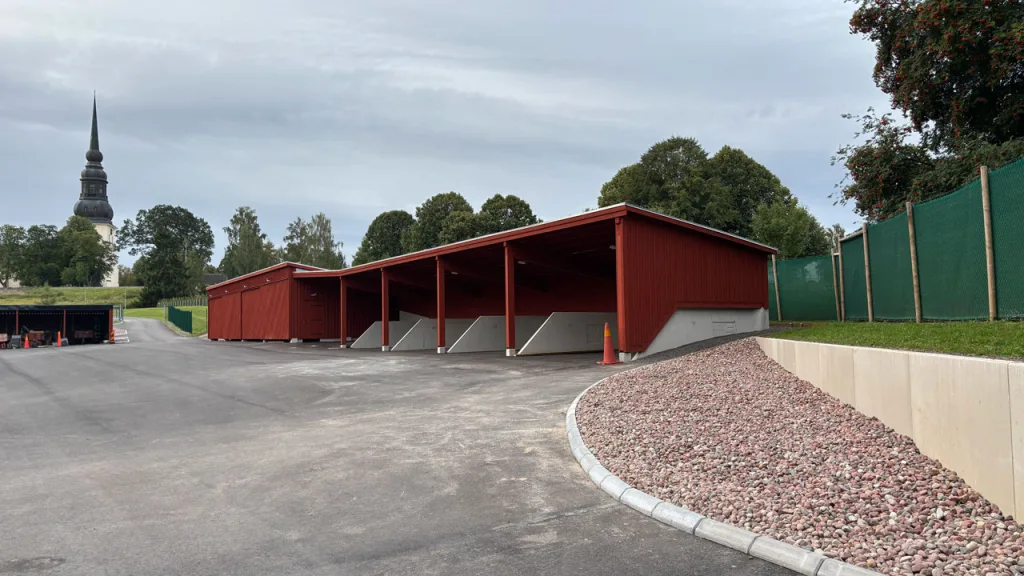 Förrådsbyggnad vid Stora Tuna kyrka.